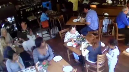 Incredibil: O fetiţă fură din geanta unei femei chiar sub privirea mamei sale VIDEO