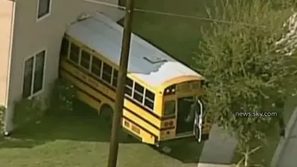 Un autobuz de şcoală a intrat într-o clădire a unei baze militare americane VIDEO