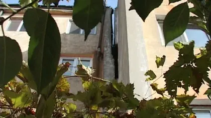 Viaţa în blocul GROAZEI. Opt familii locuiesc într-o clădire care s-a SCUFUNDAT un metru VIDEO