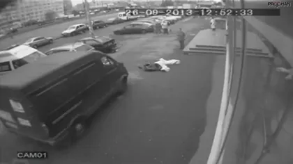 ABOMINABIL. A căzut pe stradă, dar o maşină l-a CĂLCAT înainte de a fi luat de ambulanţă VIDEO