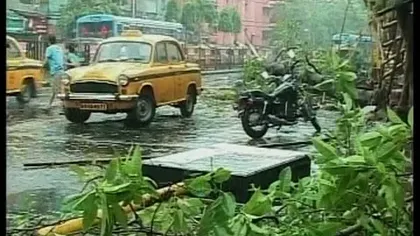 ALERTĂ ROŞIE în India, înainte de sosirea ciclonului Phailin. 440.000 de persoane au fost evacuate