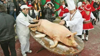 Petreceri de Crăciun în România cu ţuică fiartă şi pomana porcului. Vezi ofertele agenţiilor de turism