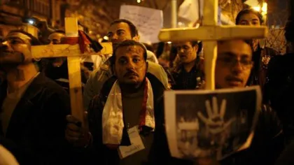 Trei morţi şi 12 răniţi în urma unor focuri de armă în faţa unei biserici din Cairo