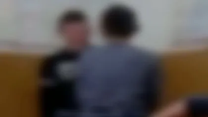 BĂTAIE ÎN CLASĂ. Doi elevi se lovesc cu PUMNII la îndemnul unui profesor VIDEO