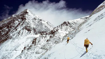 Aproape 90 de turişti, blocaţi pe Everest în urma căderilor masive de zăpadă
