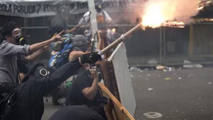 Violenţe la Rio de Janeiro: Manifestaţia profesorilor a degenerat în lupte de stradă GALERIE FOTO VIDEO