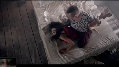 VIDEO Scene de filme XXX. Giulia, aruncată pe pat şi trasă de păr în noul videoclip