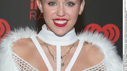 Miley Cyrus făcută de râs de o CĂŢEA. Vezi FOTO