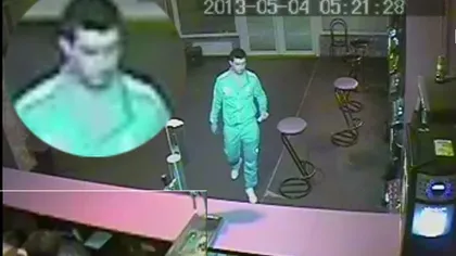 Nu o să ghiceşti SUMA: Poliţist FILMAT în timp ce FURA dintr-un bar după ce a pierdut toţi banii la PĂCĂNELE