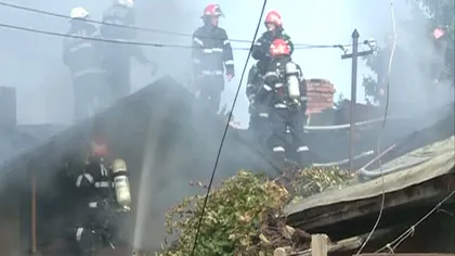 Incendiu la o casă din Capitală. Acoperişul imobilului, distrus de flăcări VIDEO