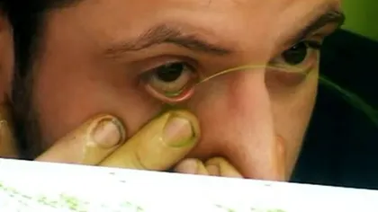Cu siguranţă n-ai mai văzut aşa ceva: Un artist TRAGE culori pe nas şi PICTEAZĂ cu ochii VIDEO