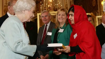 Malala Yousafzai, adolescenta pakistaneză împuşcată de talibani, i-a dat reginei Marii Britanii o carte