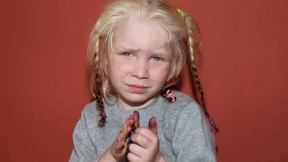 IMAGINI REVOLTĂTOARE. Cum era EXPLOATATĂ fetiţa găsită în tabăra de romi din Grecia VIDEO