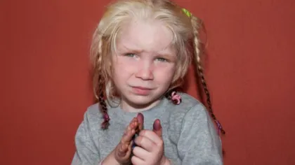 Cazul fetiţei blonde din tabăra de romi din Grecia. Doi bulgari, suspectaţi că au VÂNDUT-O pe micuţa Maria