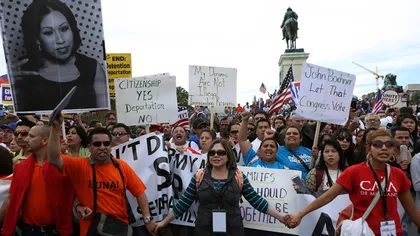 Opt aleşi americani au fost arestaţi în cursul unei manifestaţii pentru reformarea imigraţiei
