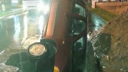 Autoturism înghiţit de o groapă de un METRU, la Sibiu: Şoferul ghinionist a cerut ajutorul poliţiei VIDEO