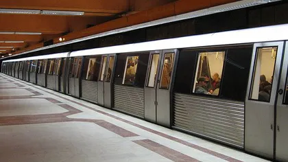 Călători BLOCAŢI în metrou între staţii