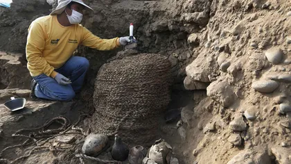 Două mumii vechi de peste o mie de ani, descoperite intacte într-un sit preincaş din Peru