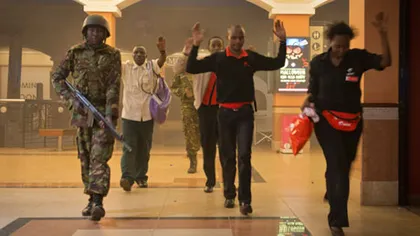 Noi imagini de la atacul terorist din Nairobi: Oamenii fug ÎNGROZIŢI din calea gloanţelor VIDEO