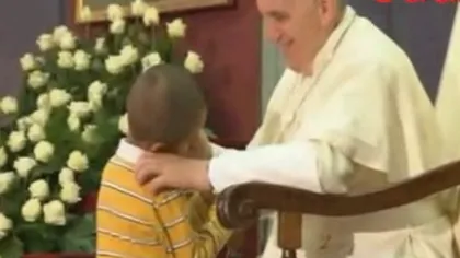 Imagini EMOŢIONANTE cu băieţelul care l-a impresionat pe Papa Francisc VIDEO