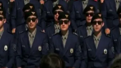 Poliţia Gangnam Style: Ofiţerii din Coreea de Sud, îmbrăcaţi de designerul rapperului Psy VIDEO