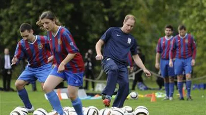 Fotbal în grădina Reginei. Prinţul William a organizat un meci la Palatul Buckingham