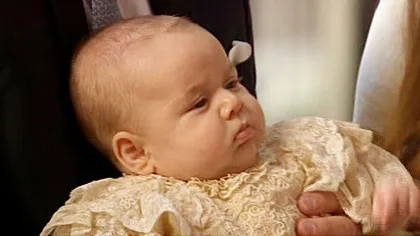 BOTEZUL BEBELUŞULUI REGAL: Primele imagini de la creştinarea Prinţului George. Cum s-a îmbrăcat Kate VIDEO