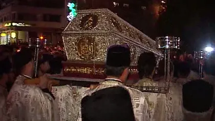 Moaştele Sf. Parascheva, purtate pe străzile din Iaşi. Peste 20.000 de credincioşi au participat la procesiune