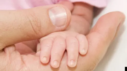 Un bebeluş de 5 luni, în stare gravă la spital după ce a fost bătut de tată