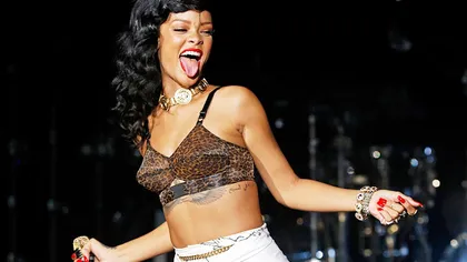Rihanna nu se satură să pozeze SEXY în bikini. Fotografii făcute într-o zi fierbinte, la marginea piscinei