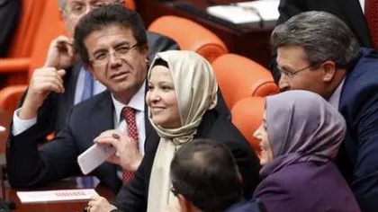 Patru deputate din Turcia au venit în Parlament acoperite cu vălul islamic