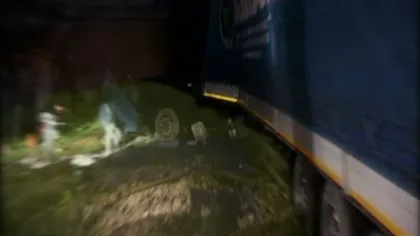 Un TIR a fost izbit violent de un tren accelerat în judeţul Bistriţa-Năsăud