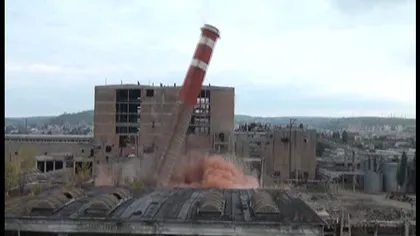 Detonare spectaculoasă la Suceava. Un turn de 30 de metri, pus la pământ în şapte secunde VIDEO