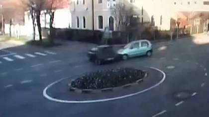 Maşină răsturnată în giratoriu, în Bistriţa, după ce un şofer nu a acordat prioritate