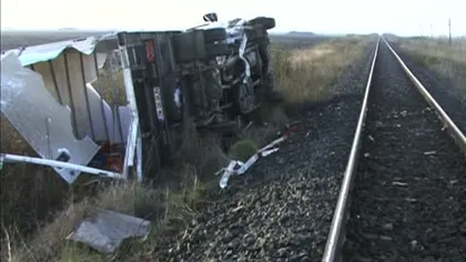 Circulaţie feroviară blocată: Un tren a lovit un camion care transporta lăzi de bere FOTO