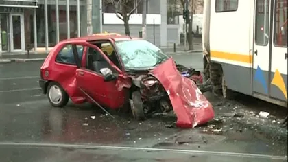 Accident grav în Capitală: Un şofer cu alcoolemie foarte mare a intrat într-un tramvai