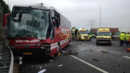 Accident grav în Olanda: Zeci de răniţi în urma ciocnirii a trei autocare