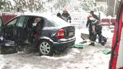 Val de accidente din cauza zăpezii. Un TIR a intrat într-o casă în Dolj VIDEO