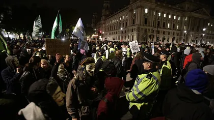 Manifestaţie Anonymous împotriva austerităţii în apropiere de Palatul Buckingham