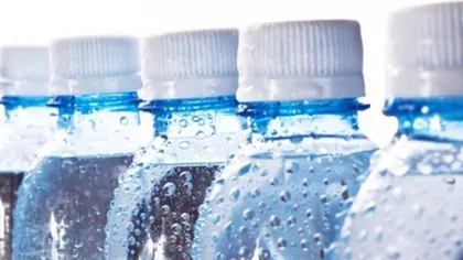 Senat: Etichetele sticlelor de apă potabilă trebuie să prevadă conţinutul de nitraţi şi nitriţi