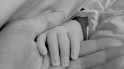 ŞOCANT: Un afacerist a cumpărat un bebeluş de la o familie de romi