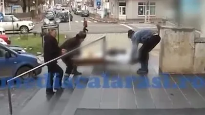 PROTEST EXTREM la BANCĂ. Un bărbat a adus un sicriu cu mortul în el pe scările instituţiei financiare VIDEO