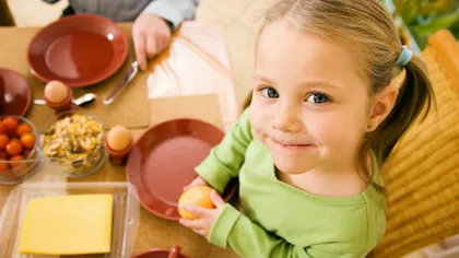 Cum să-ţi înveţi copilul bune obiceiuri la masă