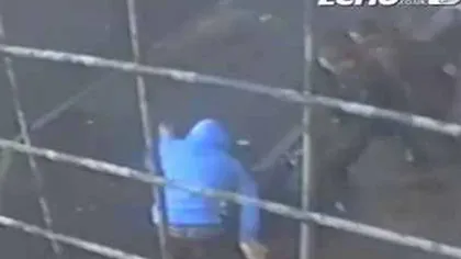 Atac SÂNGEROS, surprins de camerele de supraveghere: Un bărbat este atacat cu un SATÂR în stradă VIDEO