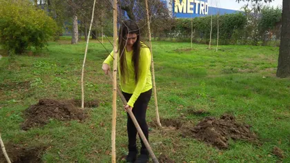 Elena Băsescu plantează pomi pentru fetiţa sa