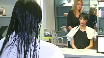 Cosmina Păsărin îşi face tratament de fiţe pentru păr. Vezi ce procedură foloseşte VIDEO