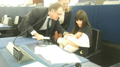 Elena Băsescu a mers cu fiica la Parlamentul European FOTO