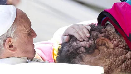 Moment EMOŢIONANT la Vatican: Papa Francisc sărută un BUBOS bătrân