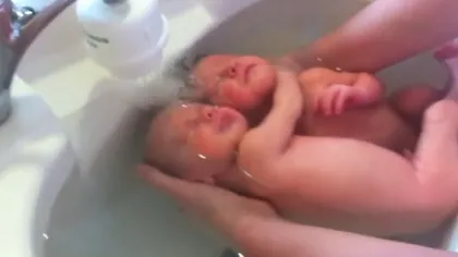 Imaginile care te vor înduioşa până la lacrimi. Doi bebeluşi se ţin în braţe chiar şi când fac baie VIDEO