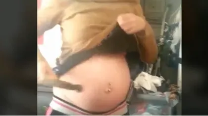Îşi bate copilul încă din burtă: Motivul STUPID pentru care o gravidă se loveşte cu ciocanul VIDEO